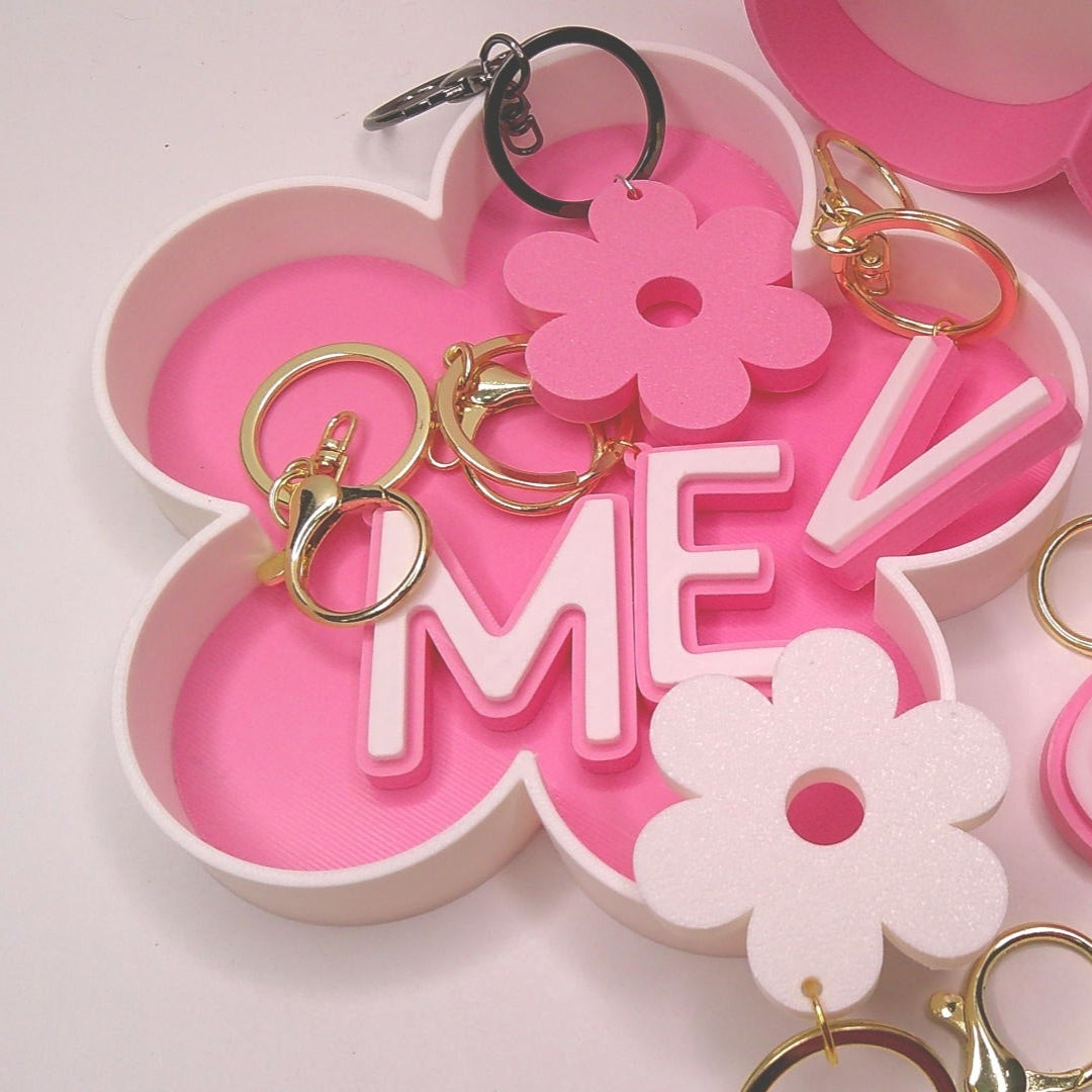 llaveros personalizados 3D, llaveros iniciales PLA, accesorios sostenibles, regalos originales, llaveros modernos.