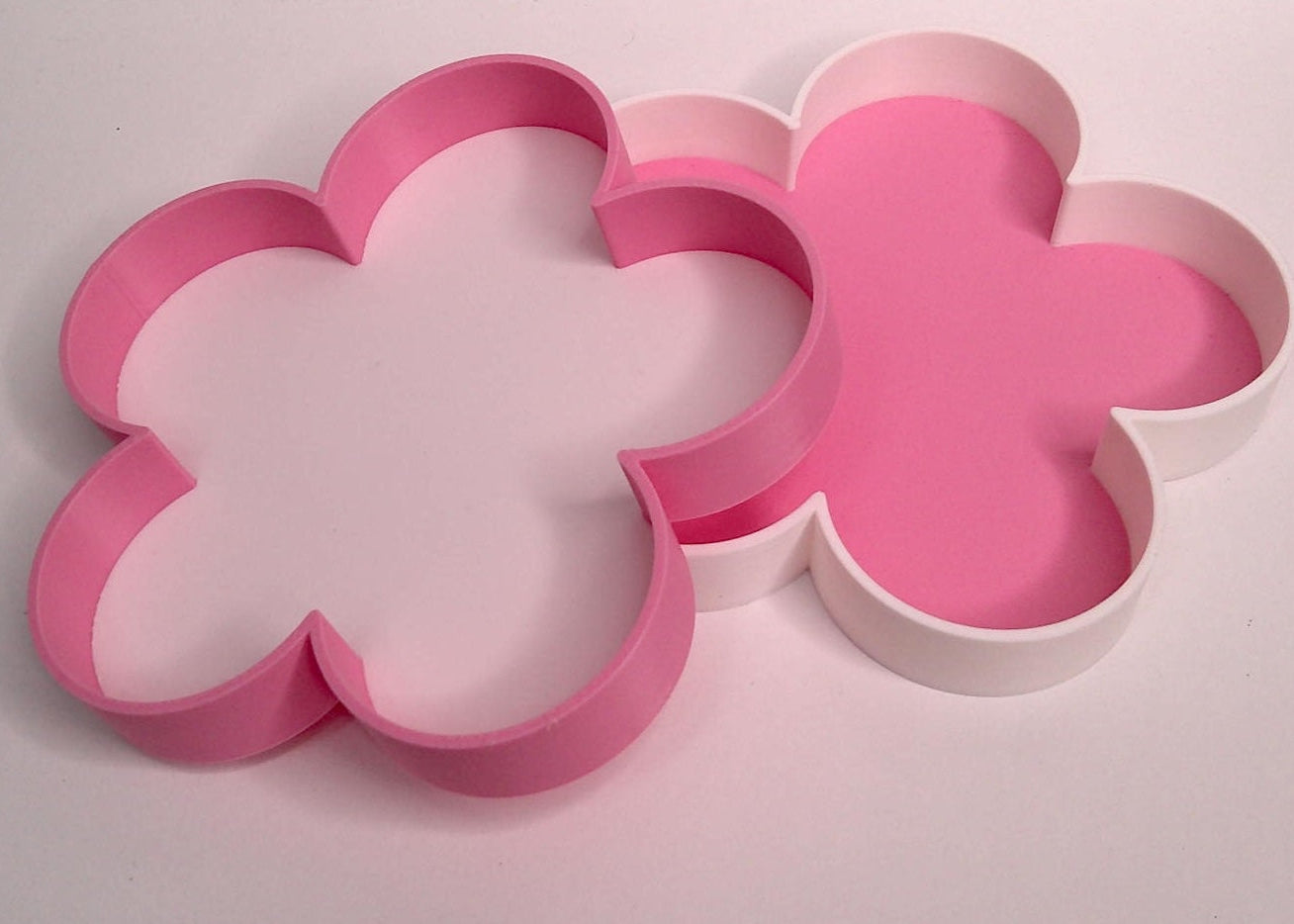 stacking trays 3D, organizadores apilables flor, bandejas decorativas PLA, organización eco-friendly, accesorios de escritorio modernos.