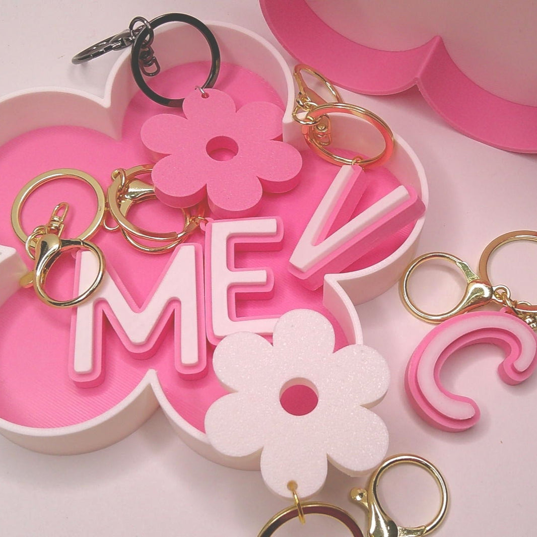 llaveros personalizados 3D, llaveros iniciales PLA, accesorios sostenibles, regalos originales, llaveros modernos.

