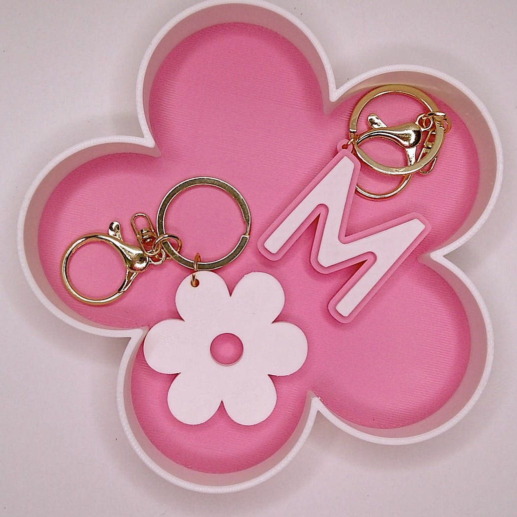 llaveros personalizados 3D, llaveros iniciales PLA, accesorios sostenibles, regalos originales, llaveros modernos.

