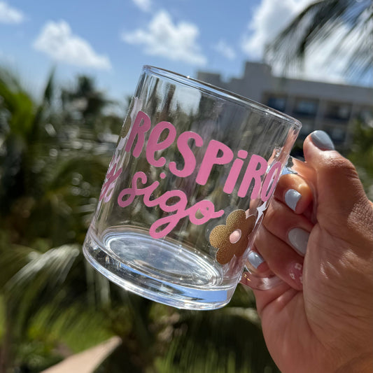 Taza "Respiro y sigo" | Regalo Emocional para Mujer | Vidrio 12 oz — Konfetti